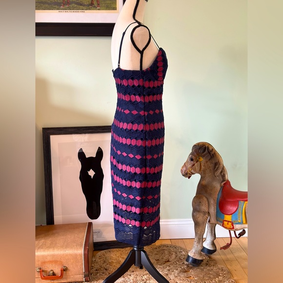 BARDOT Navy Burgundy Diamond Lace Embroidered V-Neck Sheath Dress 8 - Picture 5 of 11